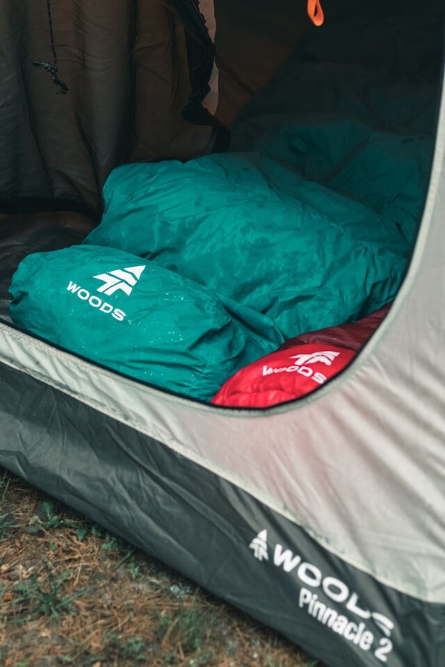 image d'une tente avec une couverture ultra légère à l'intérieur